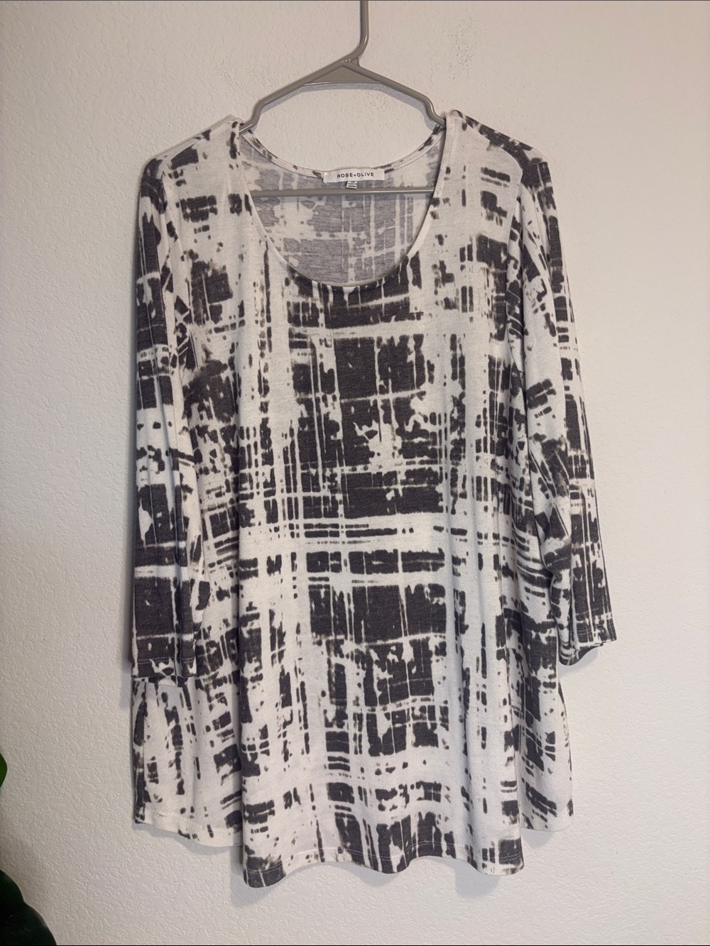 Rose & Olive Black and White Abstract Grid Scoop Neck Tunic with button back 2x